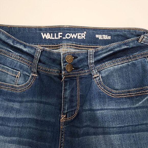 Wallflower - Reg 7 - Ultra Fit Skinny Jeans.  Stretchy jeans - Picture 4 of 6